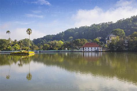 Kandy Lake and the Temple of the Tooth, Kandy, UNESCO World Heritage ...