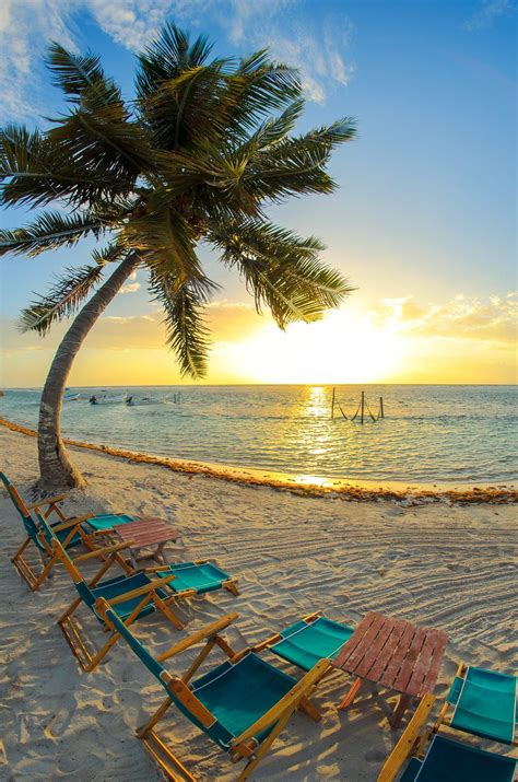 Foto tomada un amanecer en las playas de Mahahual, al sur del Caribe ...