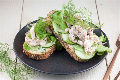 Smoked mackerel and dill sandwich - ohmydish.com