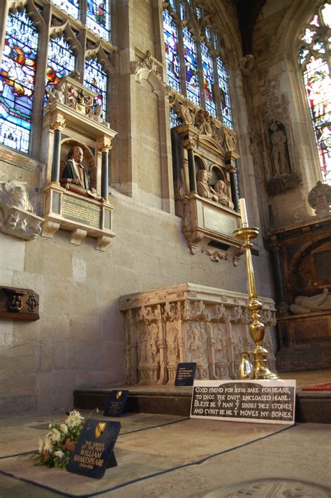 shakespeare's grave - holy trinity church, stratford-upon-avon England ...