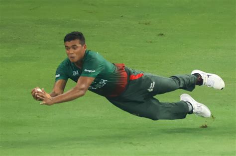 Taskin Ahmed completes a difficult catch | ESPNcricinfo.com