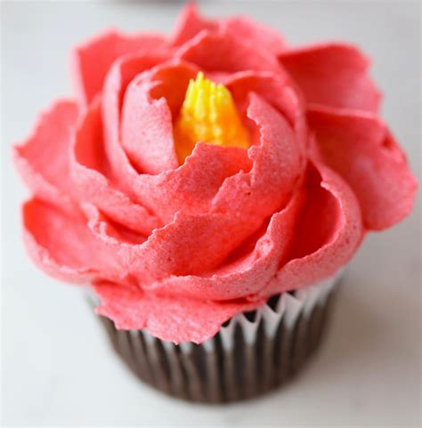 Meringue Powder Buttercream Flowers - Mom Loves Baking