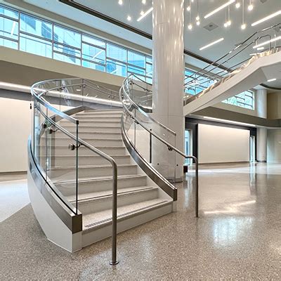 Woodlands Medical Center – Bent Glass Railing | Glasshape