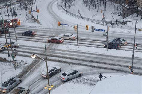 «Downtown Ottawa Intersection In The Snow.» del colaborador de Stocksy ...