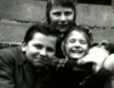 A young John Wayne Gacy with his sisters | fetisha macabre: meurtrier…