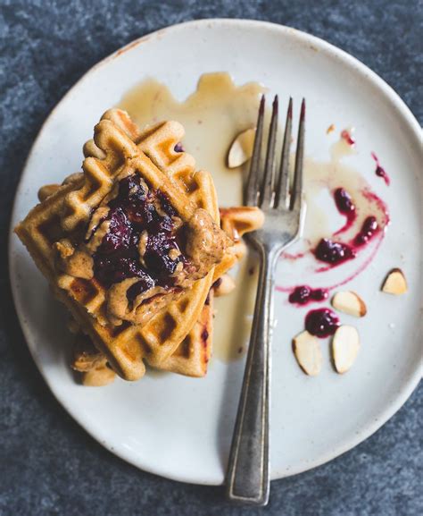 Brown Rice Flour Waffles with Almond Butter and Jam | Receta | Comida ...