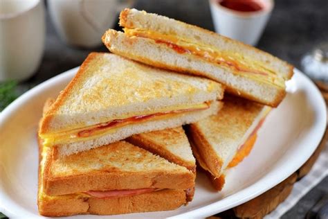 Foto : Resep Sandwich Telur Goreng dan Daging Asap untuk Piknik