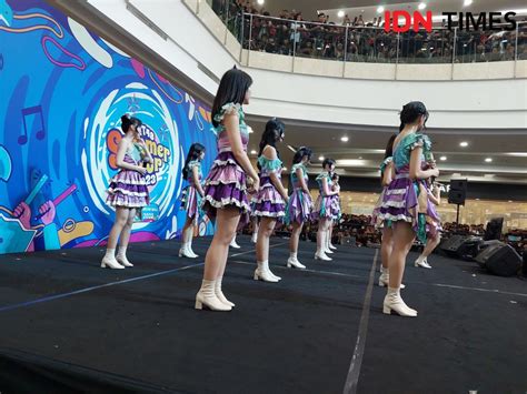 7 Potret JKT48 Summer Tour 2023 Surabaya, Tiga Lantai Penuh