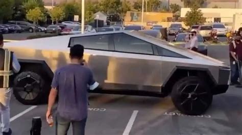 'Technology-Auto-new-tesla-cybertruck-design-leaked-with-no-door ...