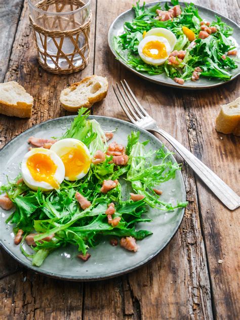 Salade frisée aux lardons et oeufs mollets - Recette facile