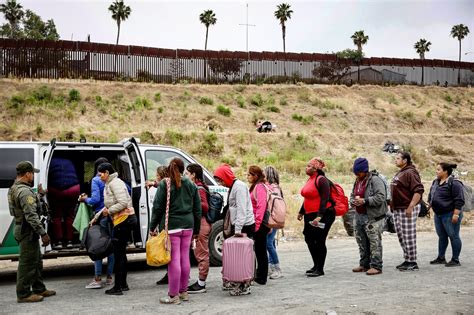 Mexicans Crossing The Border