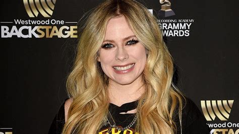 Avril Lavigne sends temperatures soaring in neon bra – and we're ...