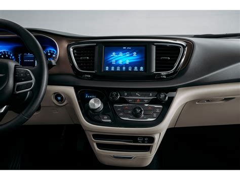 2021 Chrysler Voyager: 16 Interior Photos | U.S. News