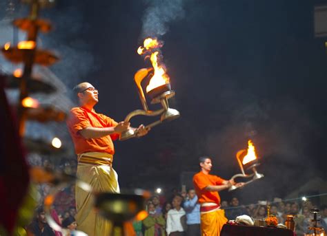 Ganga Aarti Rishikesh: The Maha Aarti | Veena World