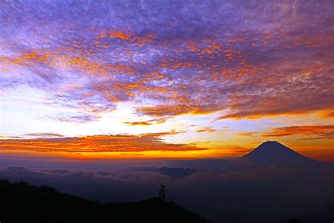 Golden Sunrise Bukit Sikunir Dieng – Paket Wisata Dieng terbaik 2022