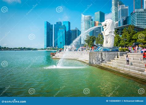 The Merlion Fountain in Singapore. Editorial Photo - Image of park ...