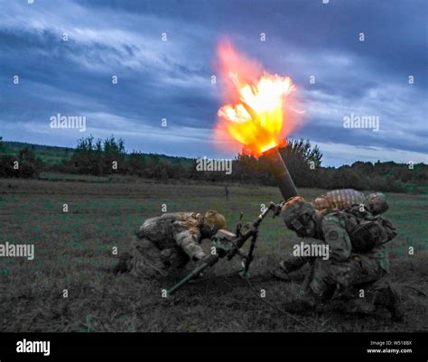 120mm mortar hi-res stock photography and images - Alamy