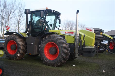 File:Claas Xerion 3300 Trac VC reversible tractor - IMG 4726.jpg ...