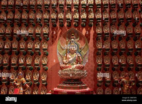 Tooth Relic temple in Singapore china town Stock Photo - Alamy