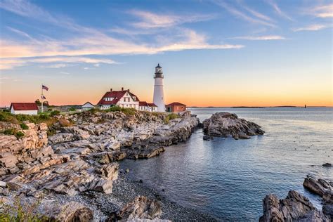 10 Iconic (and Beautiful!) Lighthouses in Maine