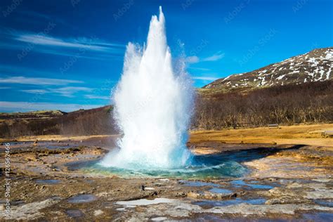 Strokkur geysir eruption, Golden Circle, Iceland foto de Stock | Adobe ...