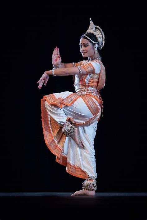 Odissi | Dance photography poses, Indian classical dancer, Indian dance