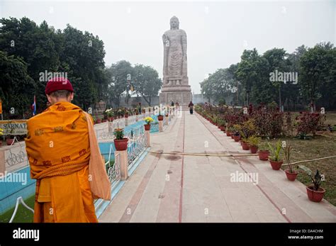 Big Buddha statue. Sarnath, Uttar Pradesh, India Stock Photo - Alamy