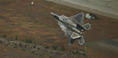 F-22 Raptor Videos: Watch This F-22 Fly Insane Maneuvers in 4K