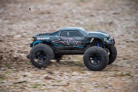 Traxxas' X-Maxx - The monstrous 8S powered beast in action!