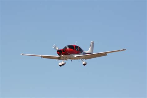 cirrus SR22 Landing in KFLY : r/Planespotting