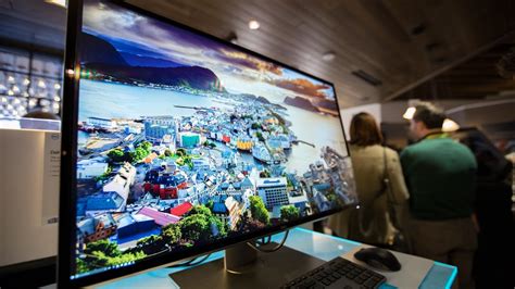 Quick Look at Dell's 8K Desktop Monitor - YouTube