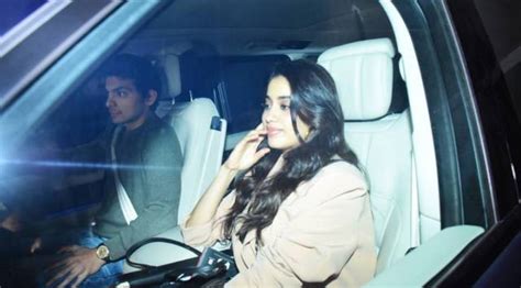 Janhvi Kapoor blushes as paparazzi clicks her photos with rumoured ...