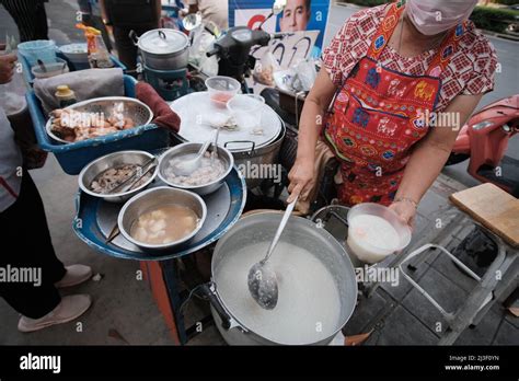 Thai lady cooking bangkok street food hi-res stock photography and ...