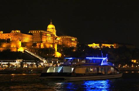 Nimrod Boat by Night Budapest Dinner Cruise | Budapest River Cruise