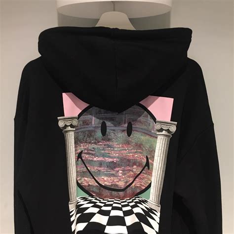 Pull&Bear Women's Black and Pink Hoodie | Depop