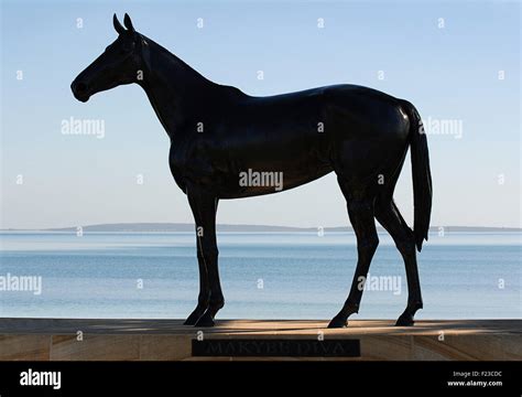 Silhouetted statue of horse. Statue of the racehorse Makybe Diva, Port ...