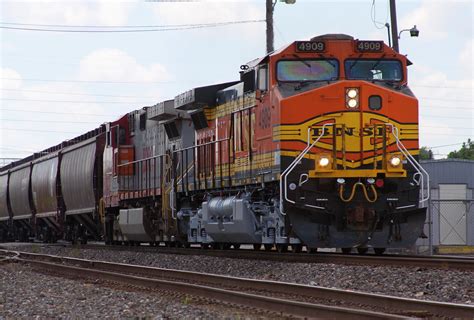 BNSF #4909 (GE Dash 9-44CW) eastbound at Rosenberg TX | Flickr