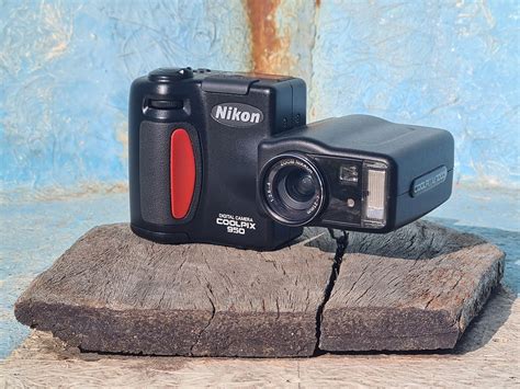 Retro Review: 23 years later, Nikon's swivel-design Coolpix 950 remains ...