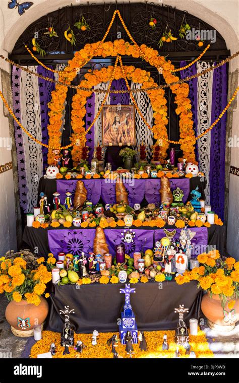 Altar De Muertos Oaxaca Mexico Day Of The Dead Day Of The Dead Altar ...