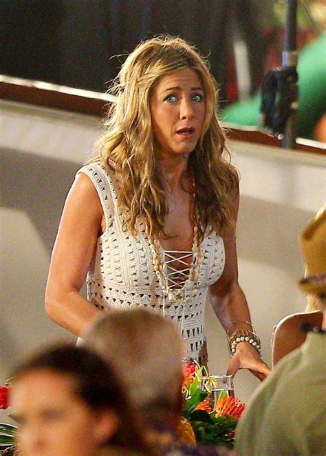 jennifer-aniston-on-set-of-just-go-with-it-in-maui-01 | GotCeleb