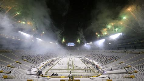 Snow falls at Lambeau Field before Titans-Packers game; SNF forecast