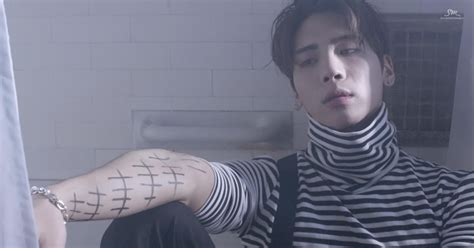 SHINee Jonghyun Spotted With Two Brand New Tattoos - Koreaboo