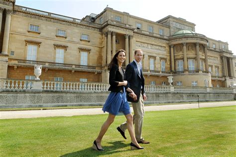 Inside Buckingham Palace: Queen Elizabeth's Bedroom, a Pool, and More ...