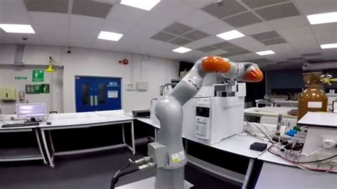 Robot Lab Assistant Runs Its Own Experiments