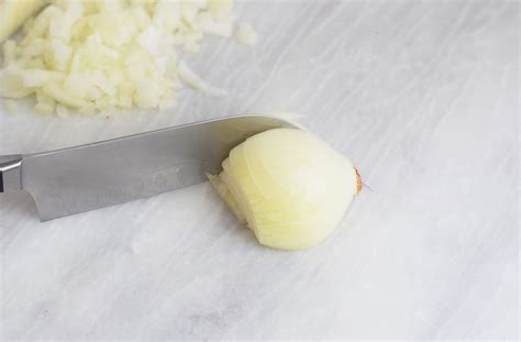 A Step-by-Step Guide to Cutting a Minced Onion