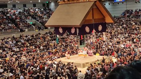 Yokozuna Hakuhō Shō Ring-entering Ceremony - YouTube