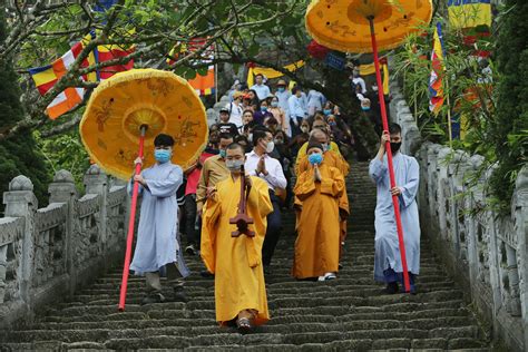 Vietnamese Buddhists solemnly observe Buddha’s Birthday | Tuoi Tre News