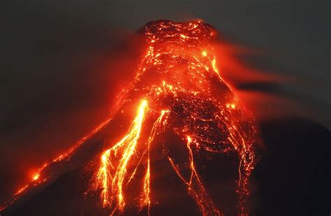 Albay, Philippines The Mayon volcano near Legazpi city spews molten ...