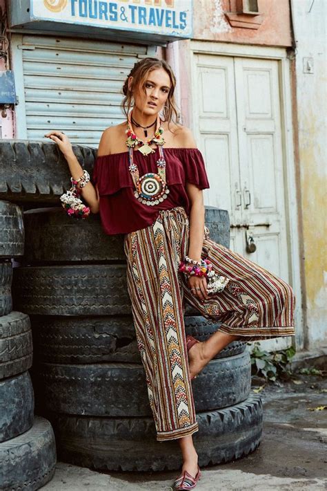 boho schmuck, bunte weite hose kombiniart mit dunkelroter bluse und ...