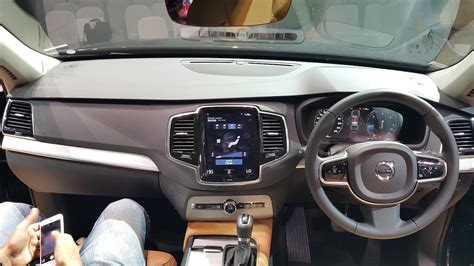 2015 Volvo XC90 dashboard (1) india launch